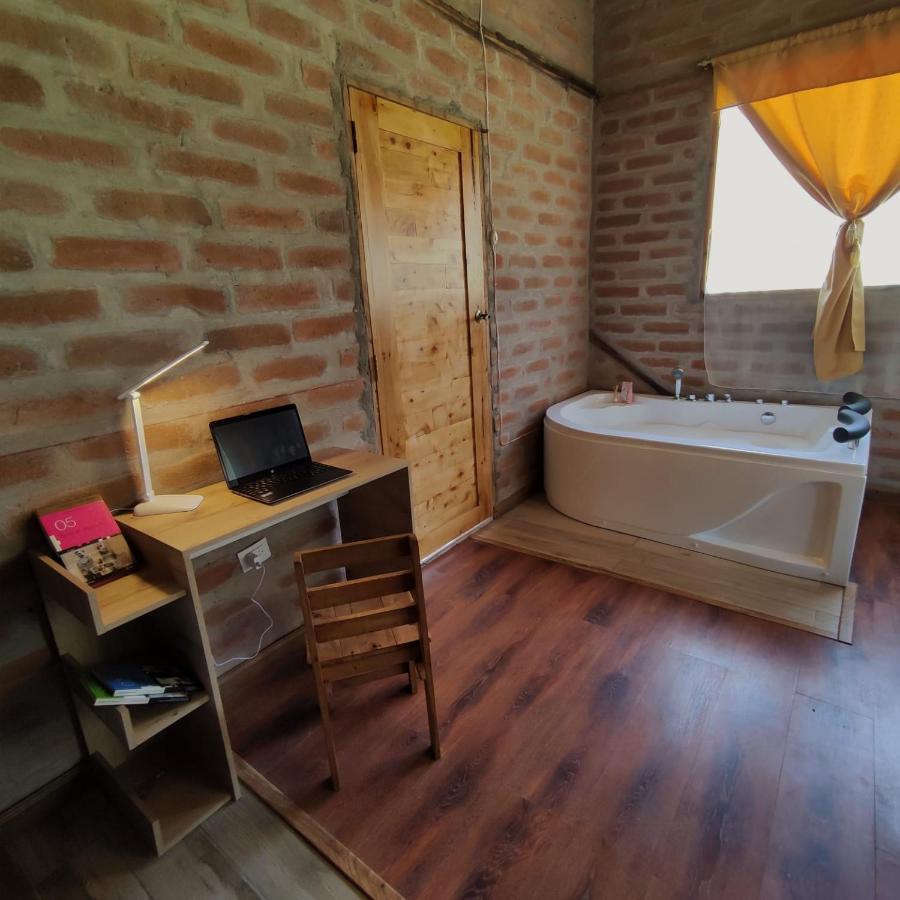 El Castillo Del Lobo Pululahua Bed & Breakfast Quito Dış mekan fotoğraf