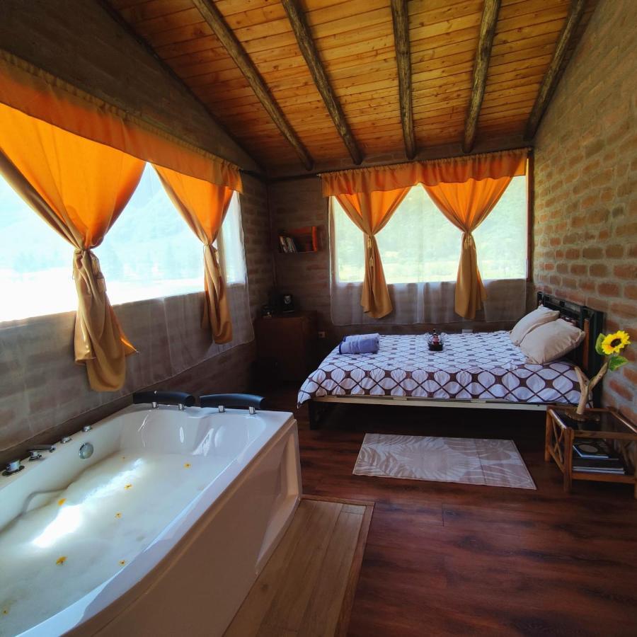 El Castillo Del Lobo Pululahua Bed & Breakfast Quito Dış mekan fotoğraf
