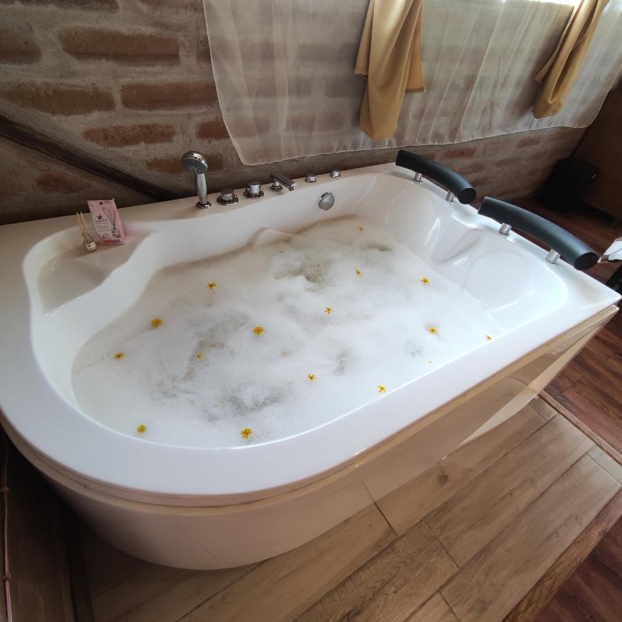 El Castillo Del Lobo Pululahua Bed & Breakfast Quito Dış mekan fotoğraf